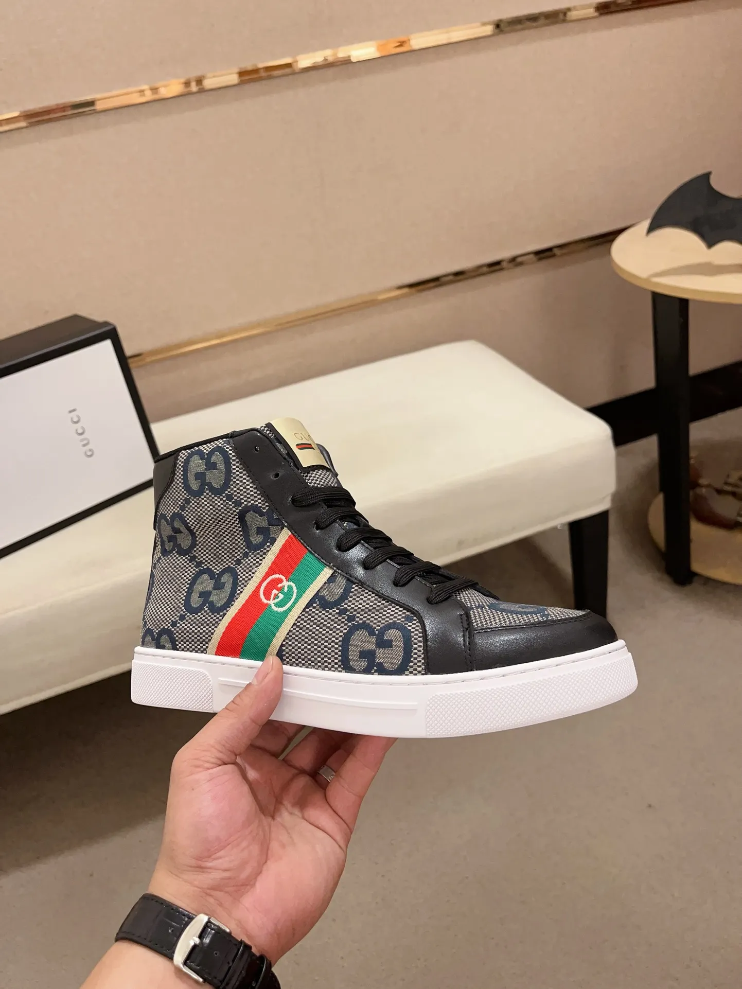 Men's shoes 💰 440 💰 High-quality new high-top GUCCI counters are on the market at the same time. The new men's shoes, 😘fabrics are selected imported cowhide, lining: sheepskin lining. 👍🏿 High-end ☄️ air-cushion molded anti-slip rubber outsole, exquisite lines, simple and elegant, comfortable and high-end for leisure travel. Code number: 38 to 44 (45 can be customized and cannot be returned or exchanged)